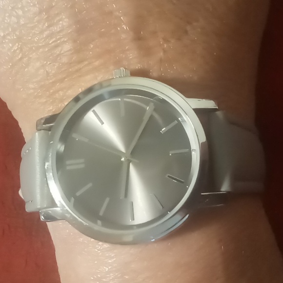Gray faced sleek silver stainless steel back watch keeps perfect time - Picture 2 of 4
